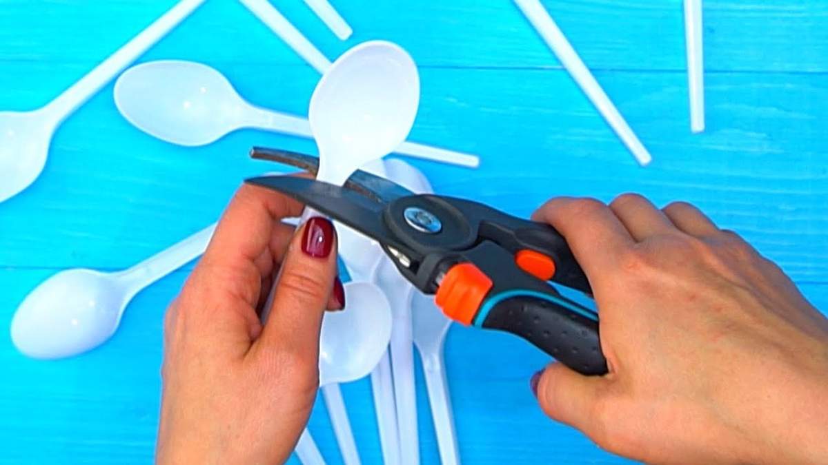 Cucharitas de plástico para proyecto de reciclaje. Fuente: (Instagram)