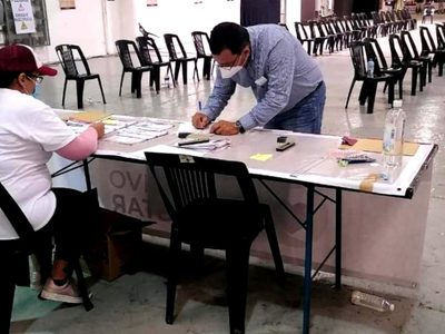 Denuncian que líder del PAN en Tabasco cobró apoyo como damnificado