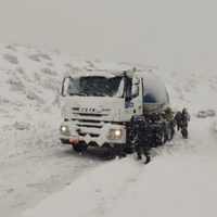 Policías asistieron a automovilistas varados por la nieve en la Ruta 43, cerca de Chos Malal