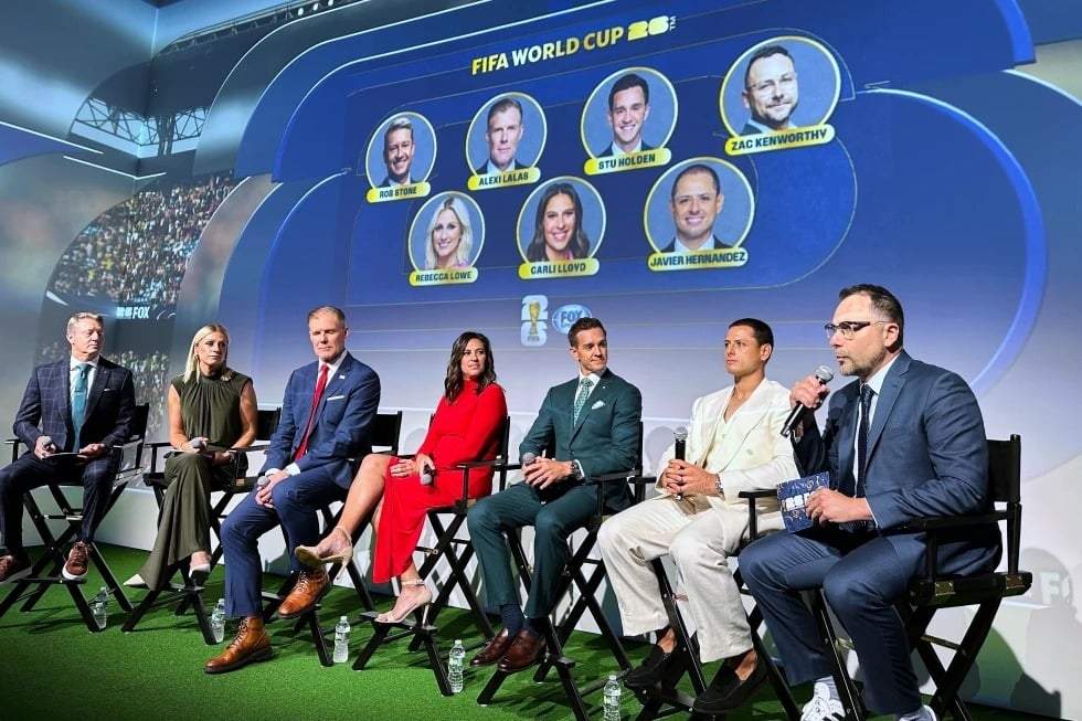 Los presentadores de Fox Sports, de izquierda a derecha, Rob Stone y Rebecca Lowe, y los exjugadores y analistas Alexi Lalas, Stu Holden y Javier Hernández escuchan mientras el vicepresidente de producción de Fox Sports, Zac Kenworthy, habla durante una conferencia de prensa sobre la Copa Mundial de Fútbol, ??el jueves 21 de mayo de 2026, en Nueva York.