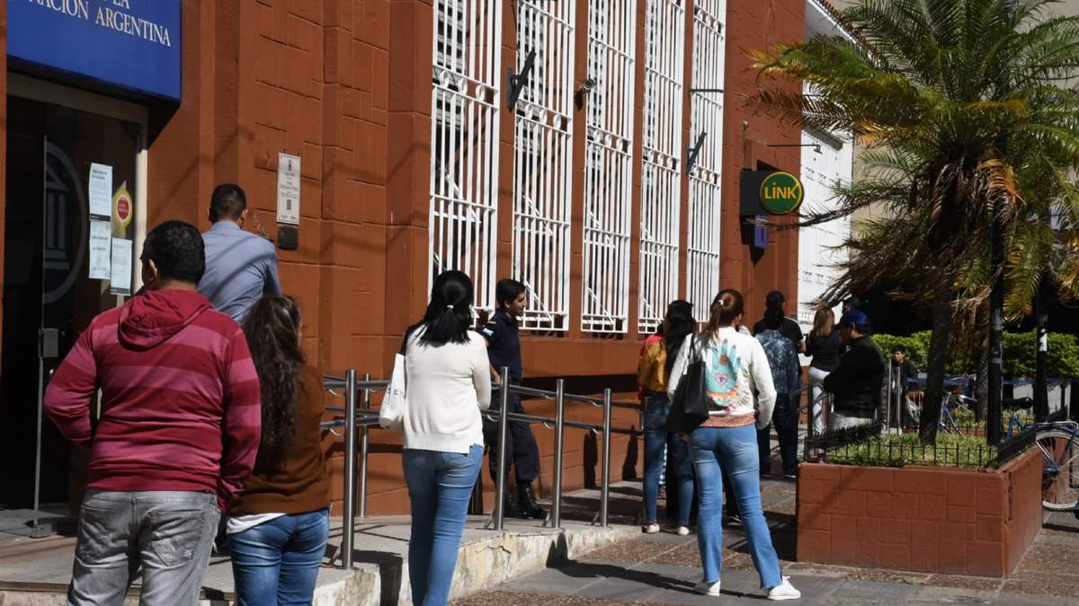 Los beneficiarios del IFE no tendrán prohibido comprar dólares. (Fuente: Twitter)