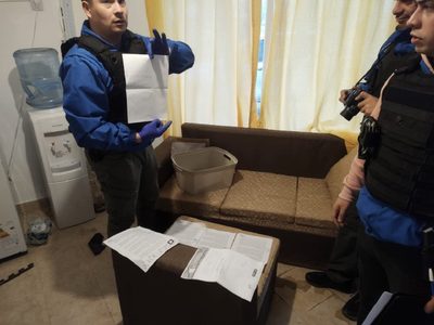 Allanaron a un psicólogo acusado de extender certificados falsos en la administración pública