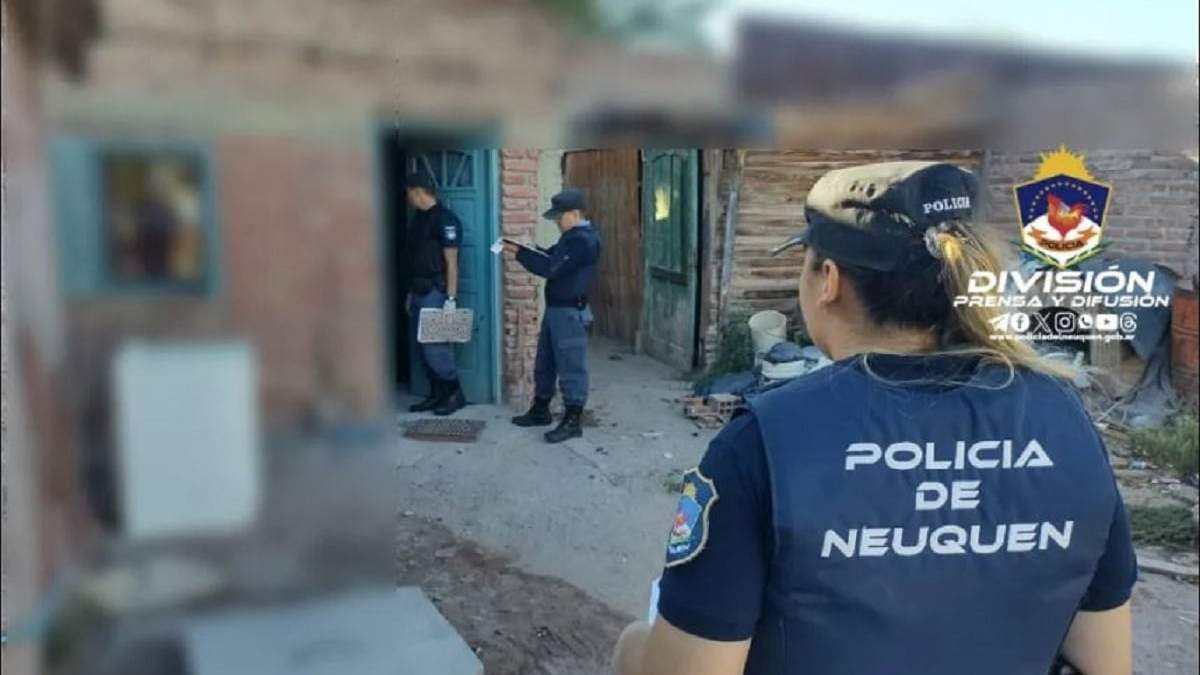 Los efectivos policiales allanaron la vivienda en Rincón de los Sauces. Fuente: (Policía de Neuquén)