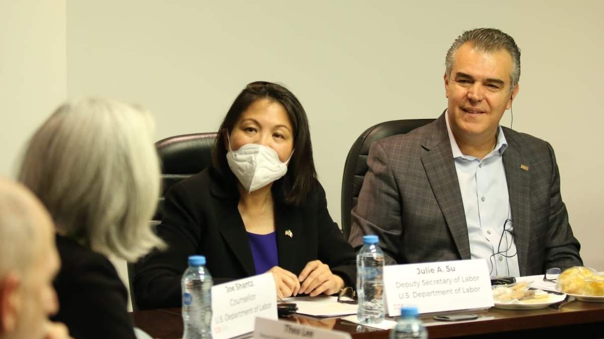 La Subsecretaria del Departamento de Trabajo y el presidente del CCE