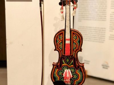 Instrumentos musicales con arte huichol de la Colección Hermes