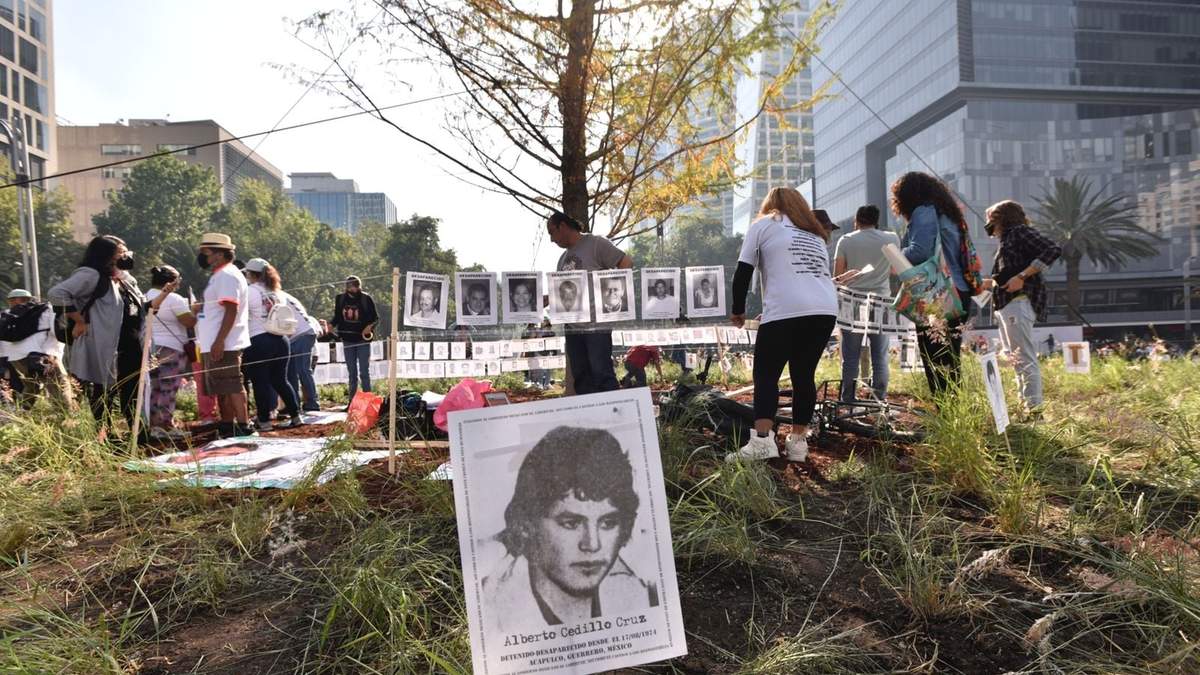 Familiares de desaparecidos colocaron imágenes en el árbol que fue sembrado en la Glorieta de Reforma