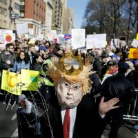 Miles salen a las calles en NY al grito de 'Trump ¡No es mi presidente!”
