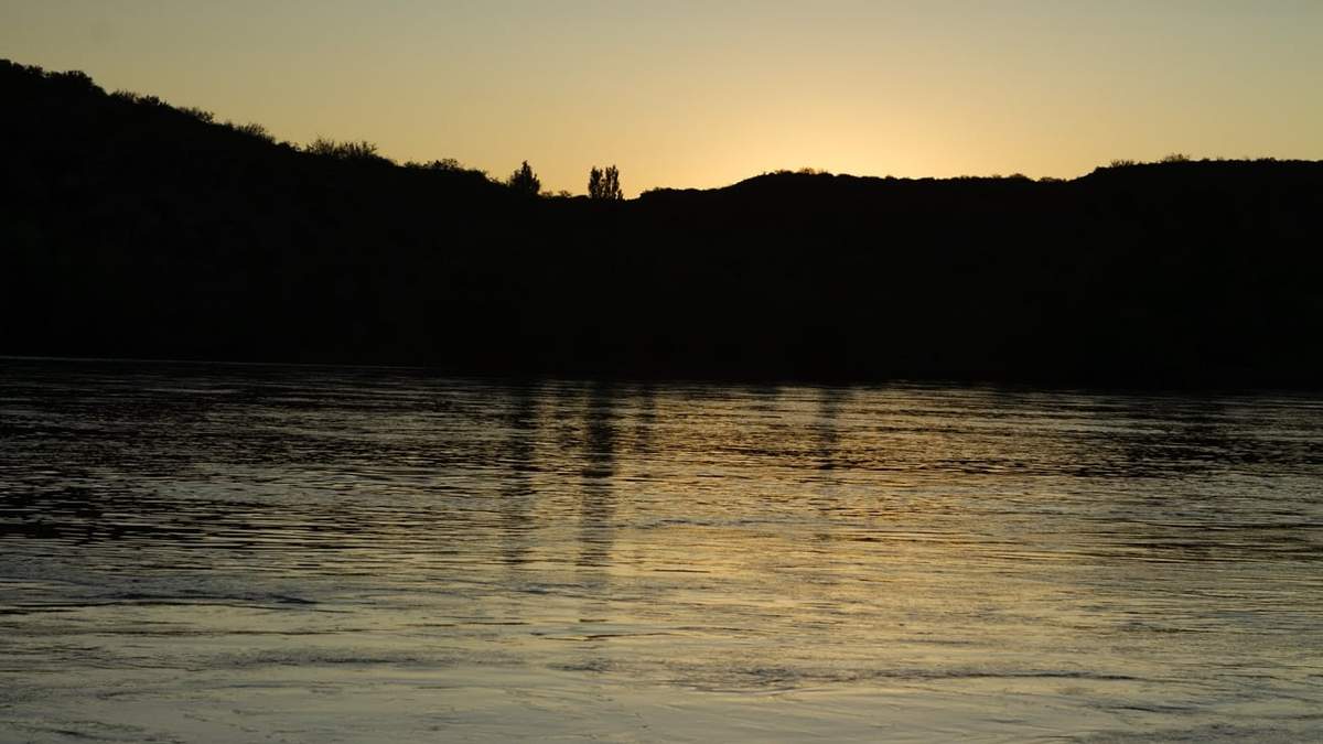 Atardecer en el río Limay. Fuente: (Emiliano Ortiz)