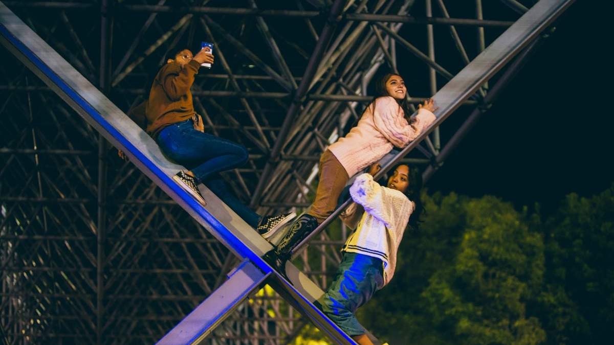 Swifties sin boleto se dieron cita en las afueras del Foro Sol para estar lo más cerca de la cantante Taylor Swift