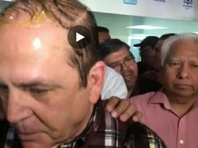 Lanzan huevazos a expriista que busca una alcaldía a través de Morena en Coahuila (Video)