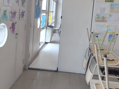Cayó un panel en un aula de la Escuela 364: “Ocurrió a centímetros de los chicos”