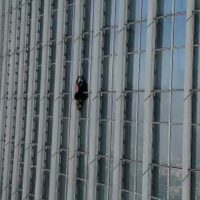 Británico es detenido tras escalar más de la mitad de un rascacielos de Seúl (Video)