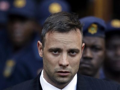 Deportista olímpico Oscar Pistorius recibe libertad condicional 10 años después de matar a su novia