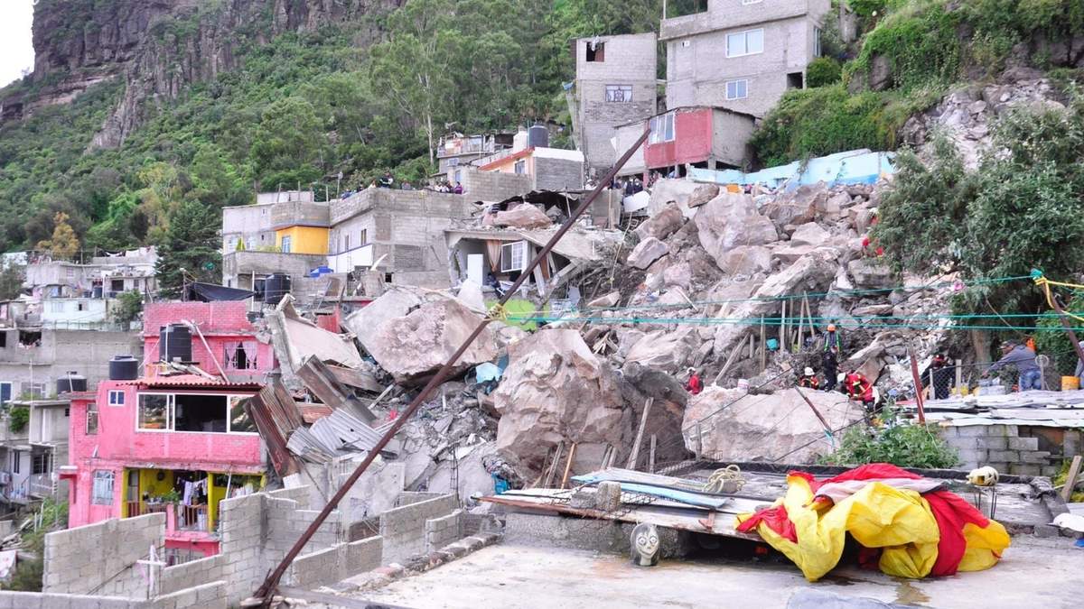 El gobierno pidió a la población evitar la zona de derrumbe