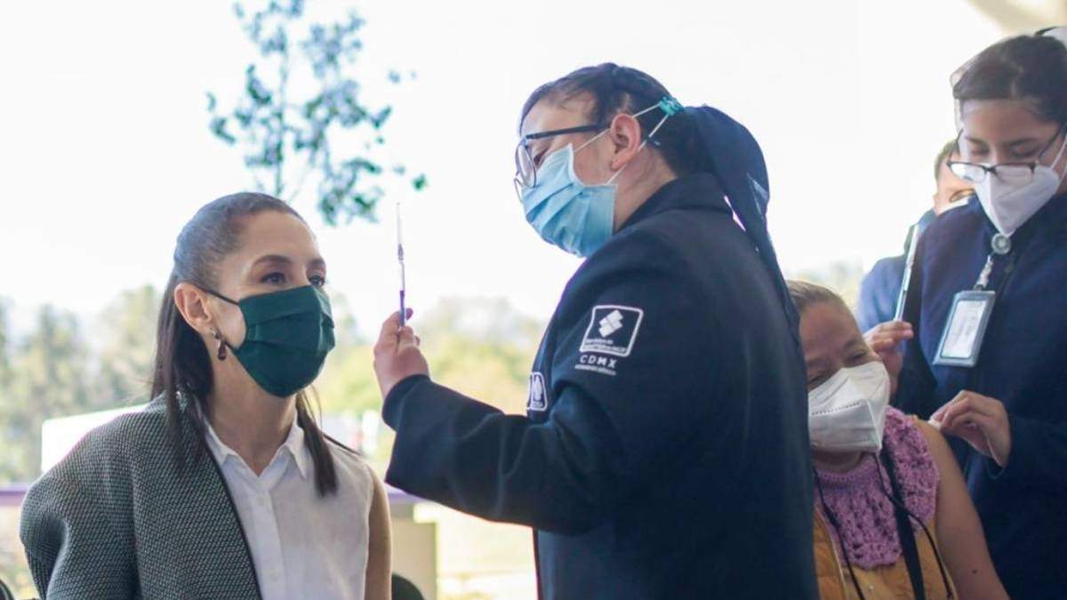 Claudia Sheinbaum recibió la dosis de AstraZeneca
