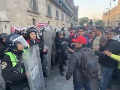 Maestros de la CNTE se enfrentan con policías; intentan entrar a la conferencia de AMLO