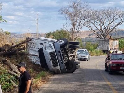 Camión que transportaba migrantes vuelca en Chiapas; 21 heridos