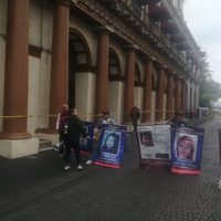 Familiares de desaparecidos bloquean por segundo día el Palacio de Gobierno de Veracruz