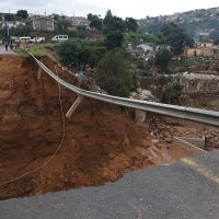Crece el número de fallecidos en Sudáfrica por las fatales inundaciones: siguen las búsquedas
