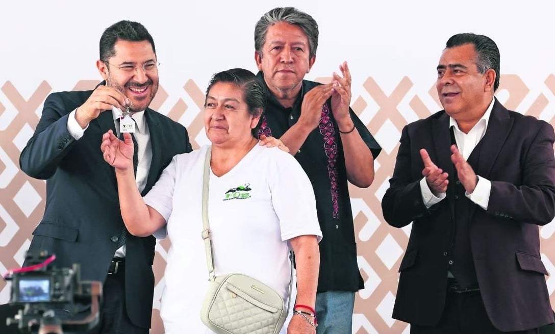 En el acto de entrega de llaves, en la Unidad Habitacional Joyas de San Lorenzo de la alcaldía Iztapalapa