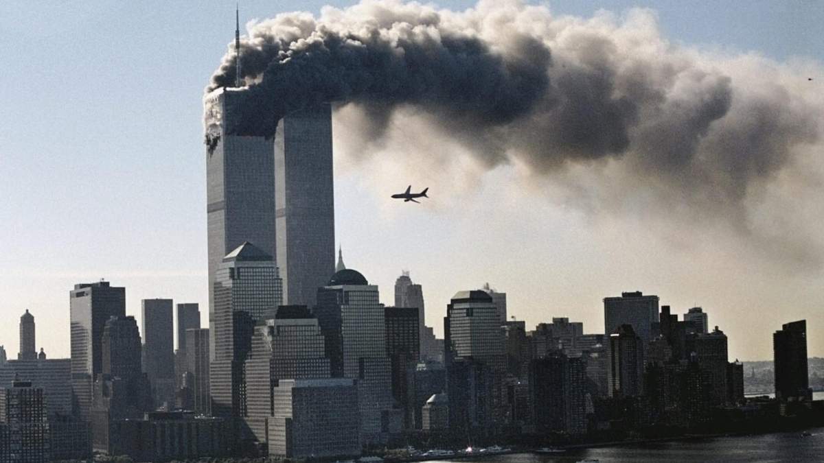 El segundo avión camino a estrellarse a la segunda torre. Fuente: (Twitter)