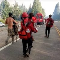 La historia detrás de una emotiva foto durante el incendio en Chubut