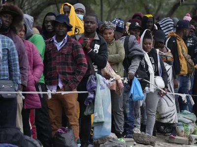 EU confirma que consulta con AMLO devolución "en caliente" de migrantes bajo el Título 8