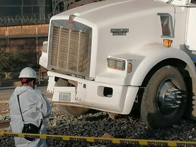 Tren y camión chocan dentro de refinería de Pemex; hay 2 muertos