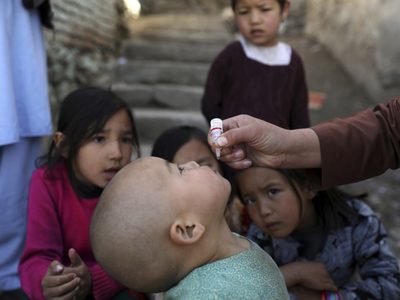 El Talibán suspende las vacunaciones contra la polio en Afganistán, según la ONU