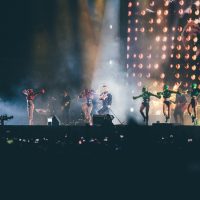 Robbie Williams "coronó" la noche besando a una tapatía