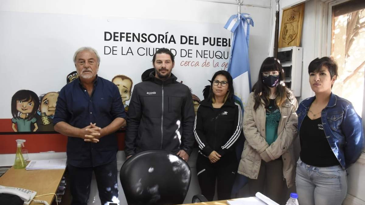 Defensor del pueblo Ricardo Riva junto a candidatos a convencionales constituyentes por UNE. Fuente: (Twitter)
