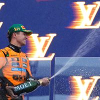Lando Norris gana con McLaren un Gran Premio de Australia mojado y caótico; Hamilton termina 10mo