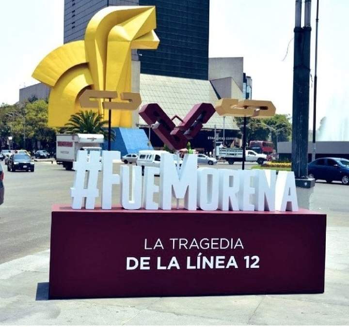 Estructura sobre avenida Reforma casi esquina con Bucareli donde se lee “#FueMorena. La tragedia de la línea 12”.