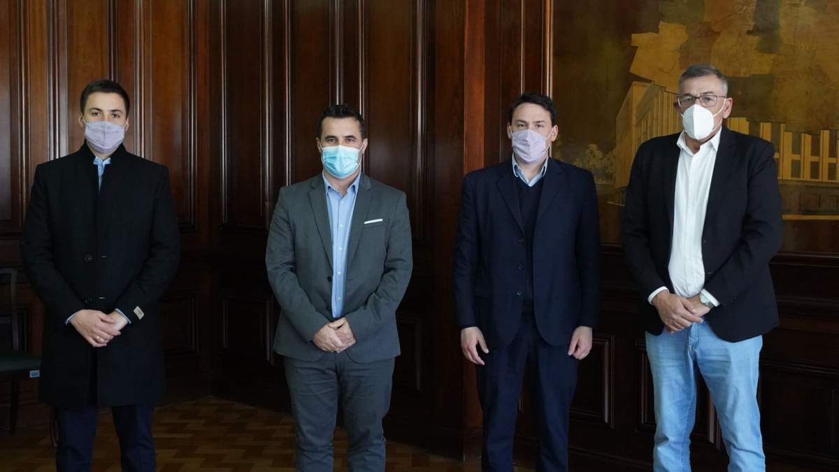 Las autoridades presentes en la reunión. Fuente: (Twitter)