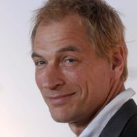 El hermano de Julian Sands teme que no lo vayan a encontrar