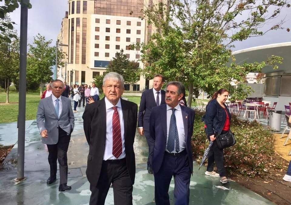 AMLO en un recorrido por Cantabria, con el presidente Miguel Ángel Revilla en 2017