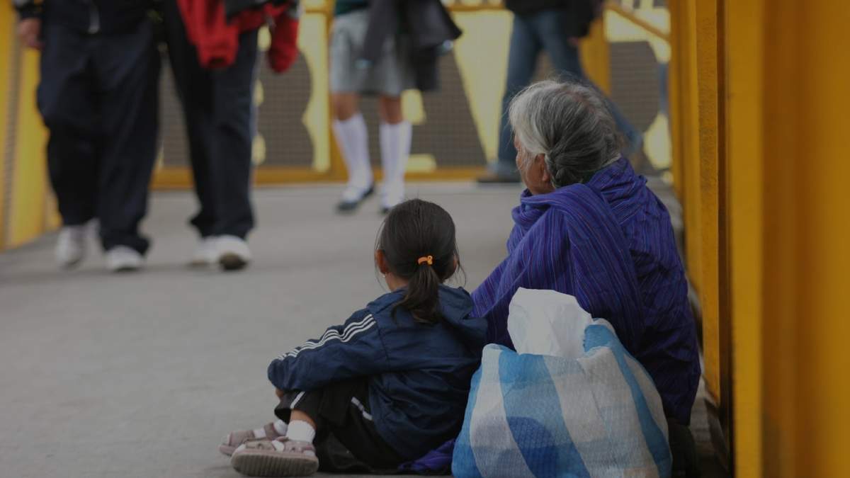 Una niña y una mujer adulta en situación de pobreza