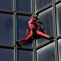 El Spiderman francés escaló un rascacielos para celebrar su cumpleaños de 60