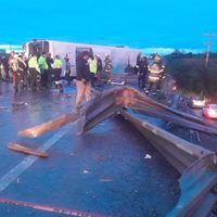 Volcadura de camión de pasajeros en Apodaca, Nuevo León, deja ocho muertos