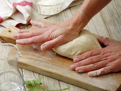 El secreto de las pizzerías para que la pizza te salga igual: crocante y deliciosa