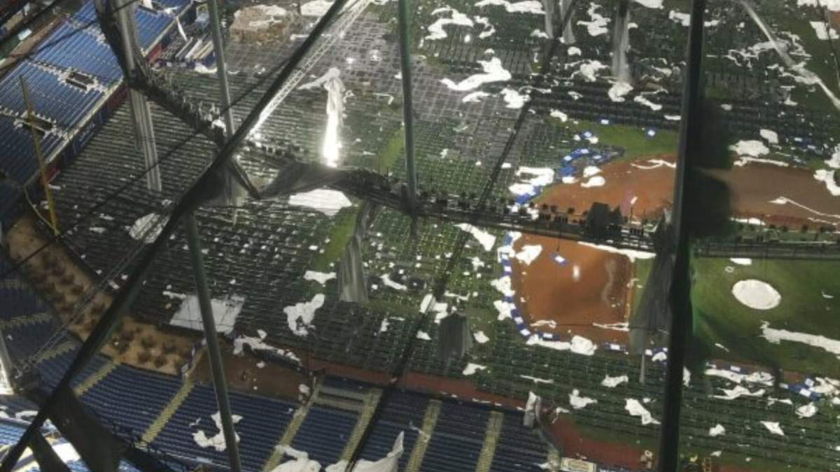 Daños en el techo del Tropicana Field, el estadio de los Rays de Tampa Bay de la MLB tras el paso del huracán Milton
