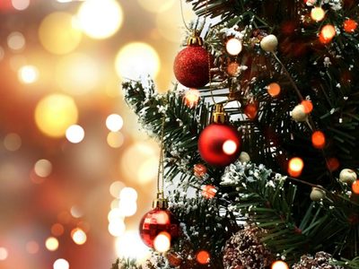 Sin gastar fortuna, creá estos geniales adornos navideños con lamparitas de luz quemadas