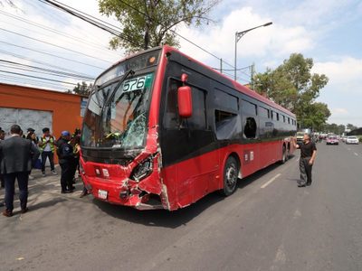 Metrobús embiste 11 autos y una moto al quedar aparentemente sin frenos; hay 4 heridos