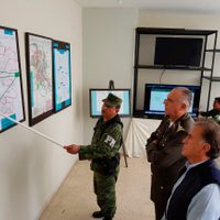 Titular de la Sedena supervisa retenes de seguridad en Veracruz; aparecen narcomantas