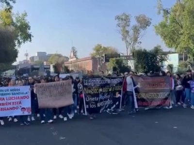 Maestros marchan en la CDMX en demanda de nivelación salarial; la CNTE se deslinda