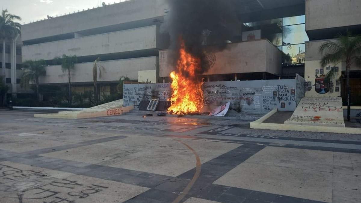 Normalistas prendieron fuego al acceso al Palacio de Gobierno de Chiapas