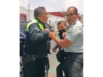 Exelemento de la Guardia Nacional golpea a agentes de tránsito que lo infraccionaron (Video)