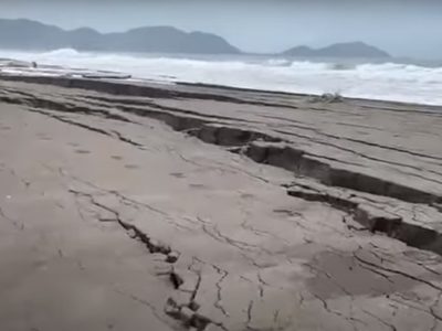 Pescadores muestran las grietas en una playa tras el sismo del 19 de septiembre (Video)