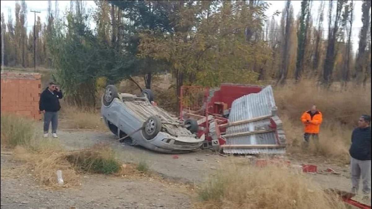 Así quedó el auto que volcó en Plottier. Fuente: (Bomberos)