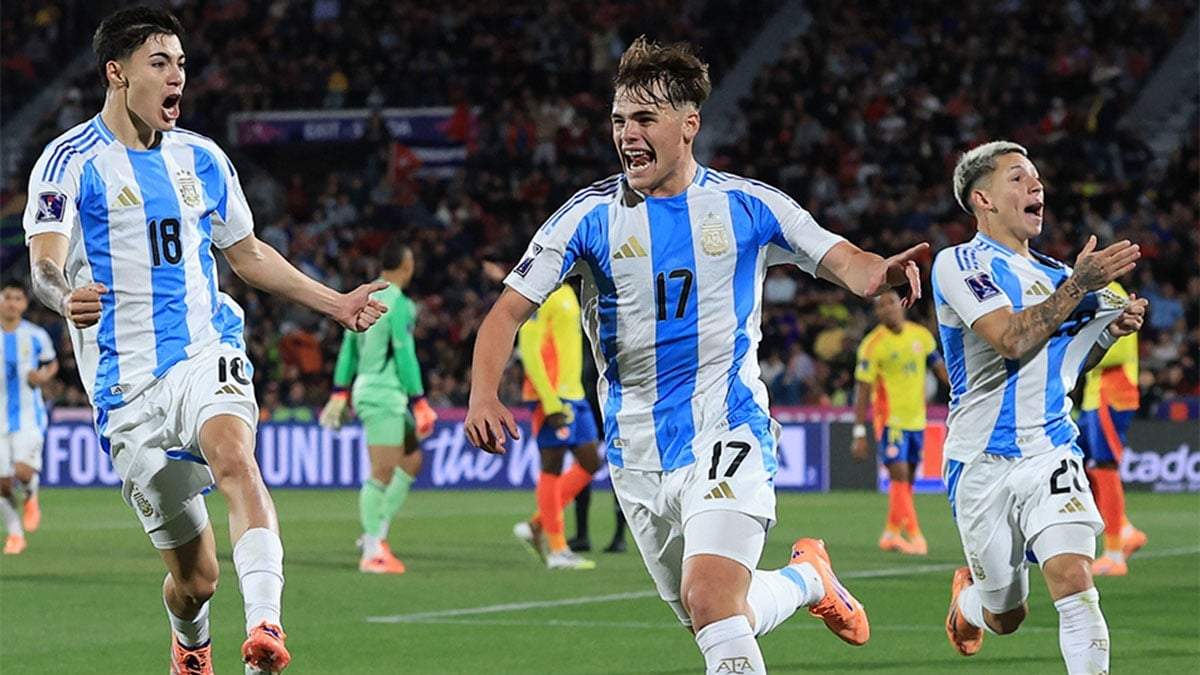 Mateo Silvetti y más atrás Prestianni.